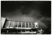 108179 Gezicht op de Stadsschouwburg (Lucasbolwerk 24) te Utrecht, met een regenboog.